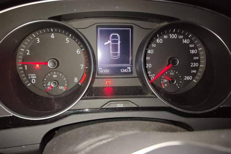 Used Volkswagen Magotan 2020 330TSI DSG Leading Model Odometer Close Up