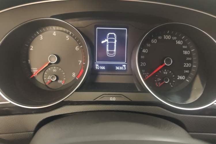 Used Volkswagen Magotan 2020 330TSI DSG Leading Model Odometer Close Up