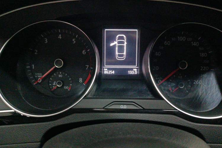 Used Volkswagen Magotan 2020 330TSI DSG Leading Model Odometer Close Up