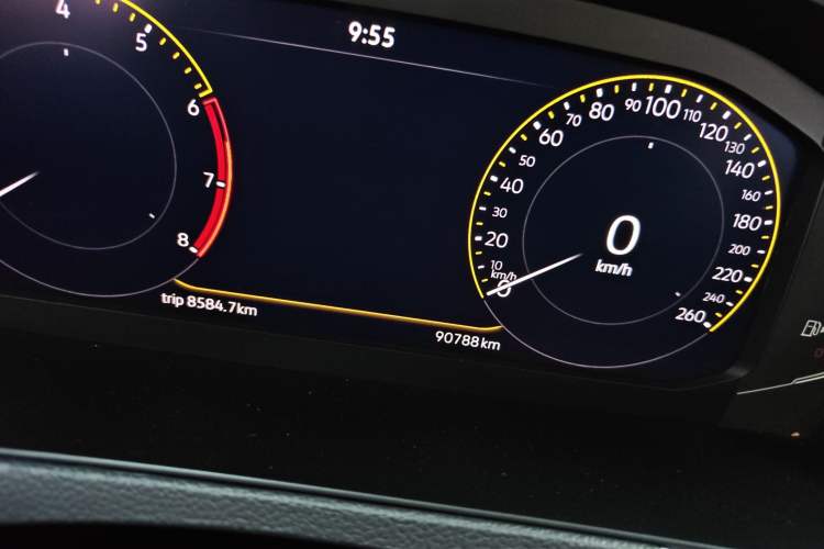 Used Volkswagen Magotan 2020 330TSI DSG Luxury Edition Odometer Close Up