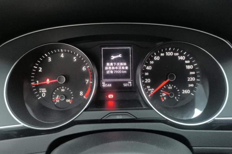 Used Volkswagen Magotan 2020 330TSI DSG Leading Model Odometer Close Up