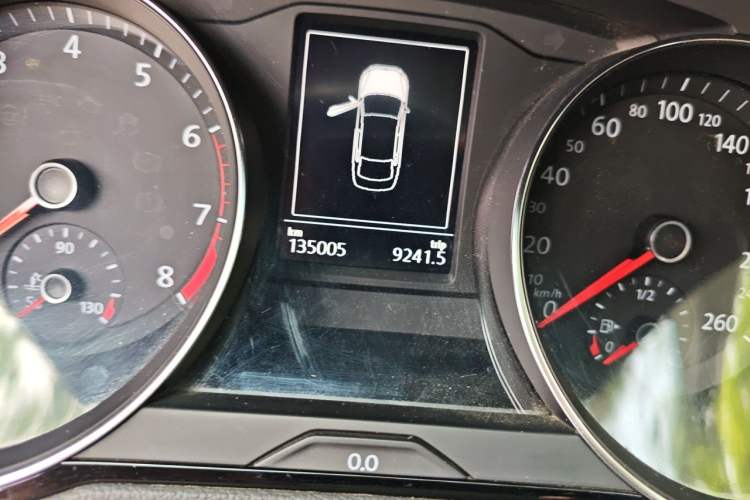 Used Volkswagen Magotan 2020 330TSI DSG Leading Model Odometer Close Up