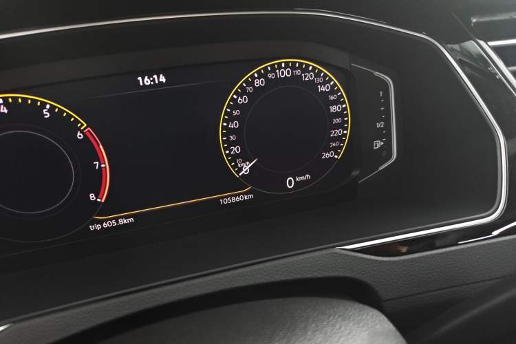 Used Volkswagen Magotan 2020 330TSI DSG Luxury Edition Odometer Close Up