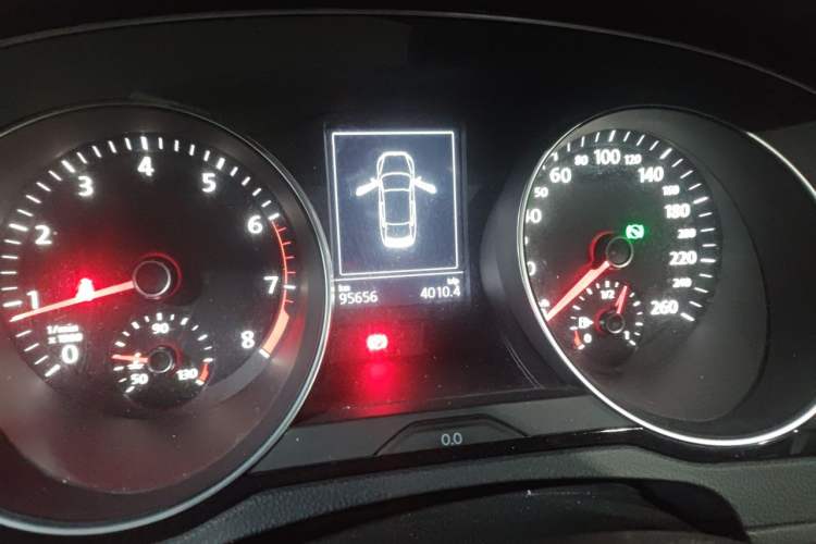 Used Volkswagen Magotan 2020 330TSI DSG Leading Model Odometer Close Up