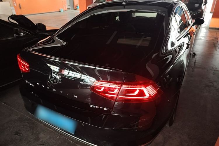 Used Volkswagen Magotan 2020 330TSI DSG Leading Model Rear Right 45 Deg