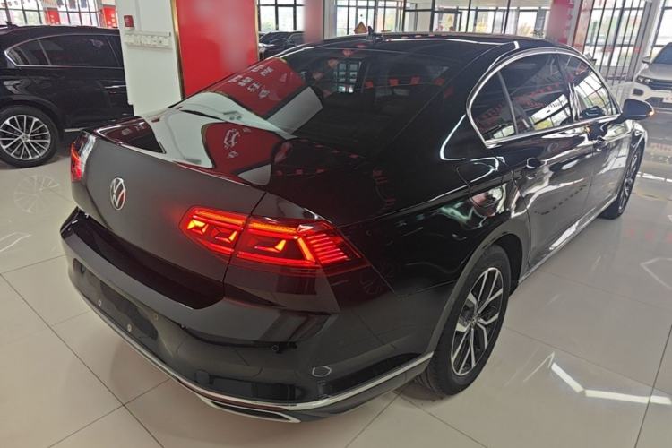 Used Volkswagen Magotan 2020 330TSI DSG Leading Model Rear Right 45 Deg