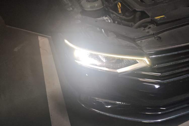 Used Volkswagen Magotan 2020 330TSI DSG Leading Model Right Front Headlight