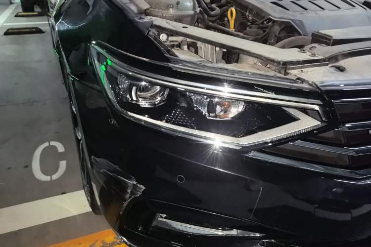Used Volkswagen Magotan 2020 330TSI DSG Leading Model Right Front Headlight