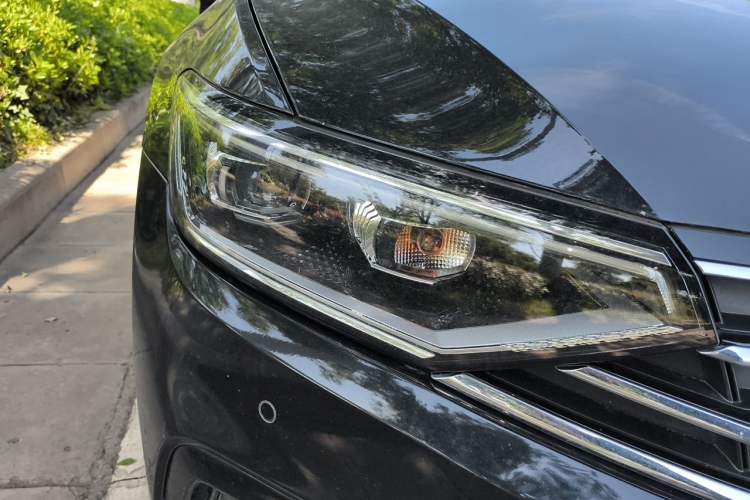 Used Volkswagen Magotan 2020 330TSI DSG Leading Model Right Front Headlight