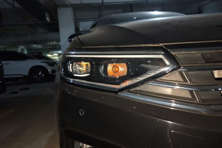Used Volkswagen Magotan 2020 330TSI DSG Leading Model Right Front Headlight