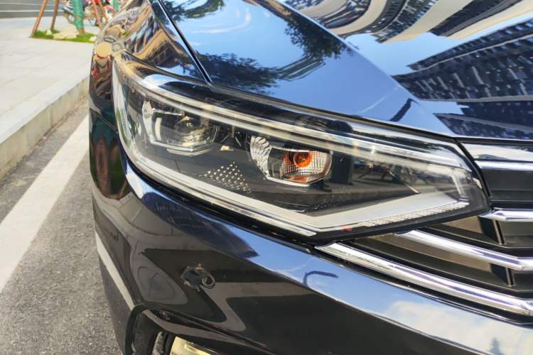Used Volkswagen Magotan 2020 330TSI DSG Leading Model Right Front Headlight