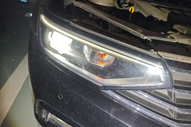 Used Volkswagen Magotan 2020 330TSI DSG Luxury Edition Right Front Headlight