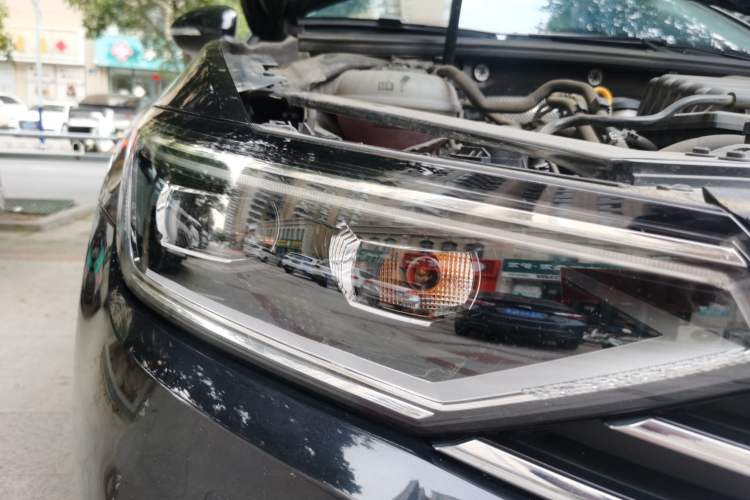 Used Volkswagen Magotan 2020 280TSI DSG Comfort Edition Right Front Headlight