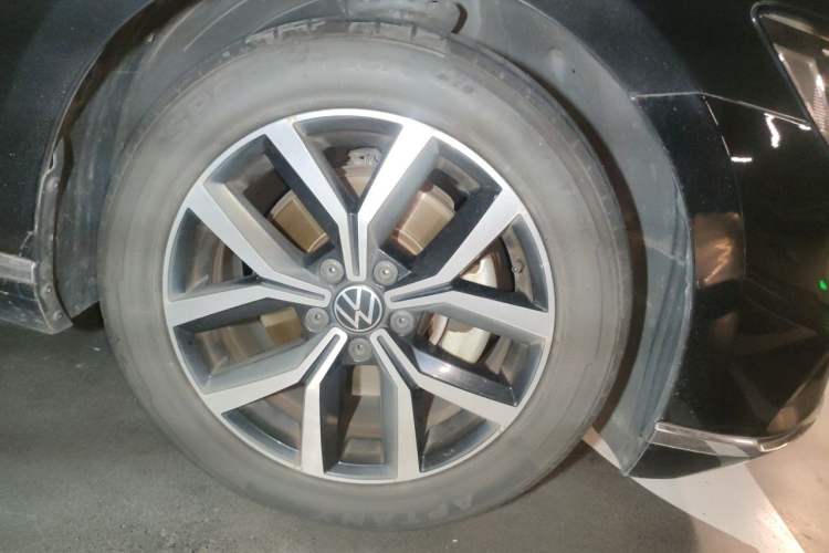 Used Volkswagen Magotan 2020 330TSI DSG Leading Model Right Front Wheel Hub