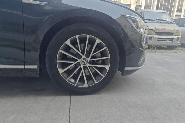 Used Volkswagen Magotan 2020 330TSI DSG Luxury Edition Right Front Wheel Hub