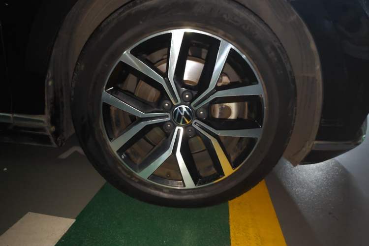 Used Volkswagen Magotan 2020 330TSI DSG Leading Model Right Front Wheel Hub