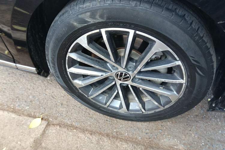 Used Volkswagen Magotan 2020 380TSI DSG Luxury Version Right Front Wheel Hub