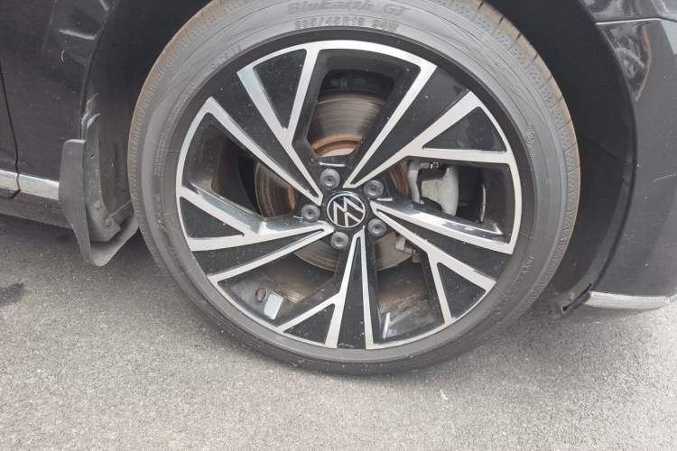 Used Volkswagen Magotan 2020 330TSI DSG Luxury Edition Right Front Wheel Hub