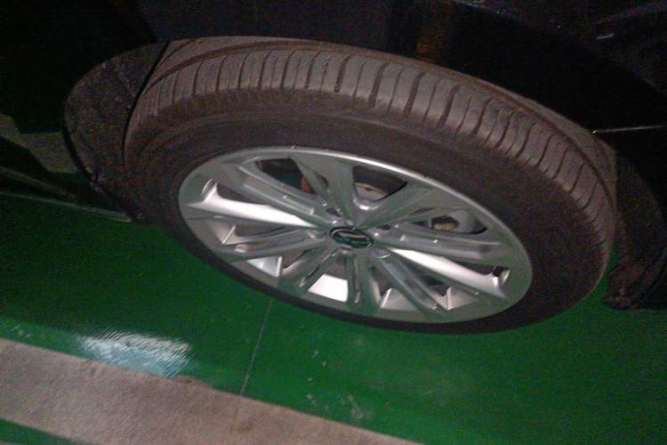 Used Volkswagen Magotan 2020 380TSI DSG Luxury Version Right Front Wheel Hub
