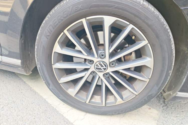 Used Volkswagen Magotan 2020 330TSI DSG Luxury Edition Right Front Wheel Hub