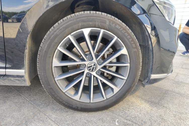Used Volkswagen Magotan 2020 380TSI DSG Luxury Version Right Front Wheel Hub