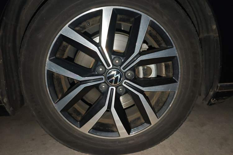 Used Volkswagen Magotan 2020 330TSI DSG Leading Model Right Front Wheel Hub