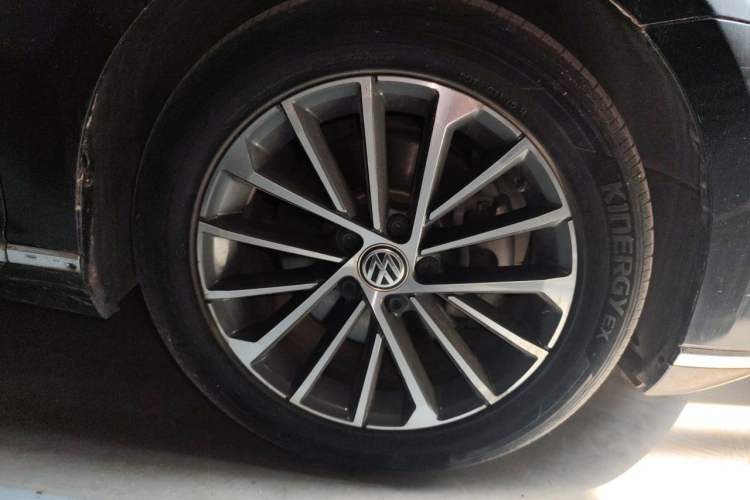 Used Volkswagen Magotan 2020 330TSI DSG Luxury Edition Right Front Wheel Hub