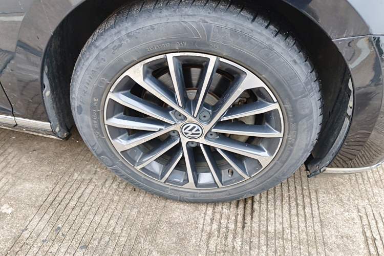 Used Volkswagen Magotan 2020 330TSI DSG Luxury Edition Right Front Wheel Hub