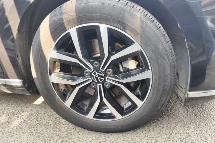 Used Volkswagen Magotan 2020 330TSI DSG Leading Model Right Front Wheel Hub