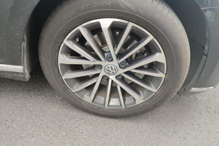Used Volkswagen Magotan 2020 330TSI DSG Luxury Edition Right Front Wheel Hub