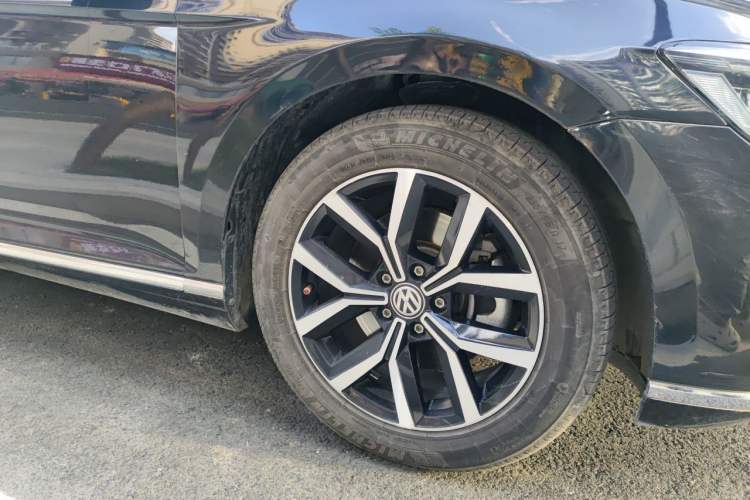 Used Volkswagen Magotan 2020 330TSI DSG Leading Model Right Front Wheel Hub