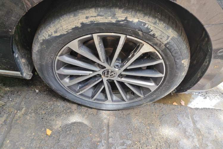 Used Volkswagen Magotan 2020 380TSI DSG Luxury Version Right Front Wheel Hub