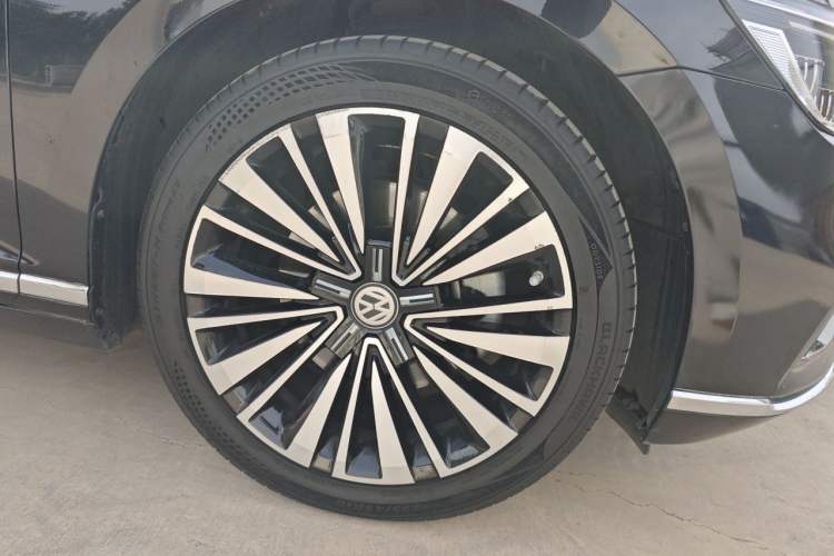 Used Volkswagen Magotan 2020 330TSI DSG Leading Model Right Front Wheel Hub
