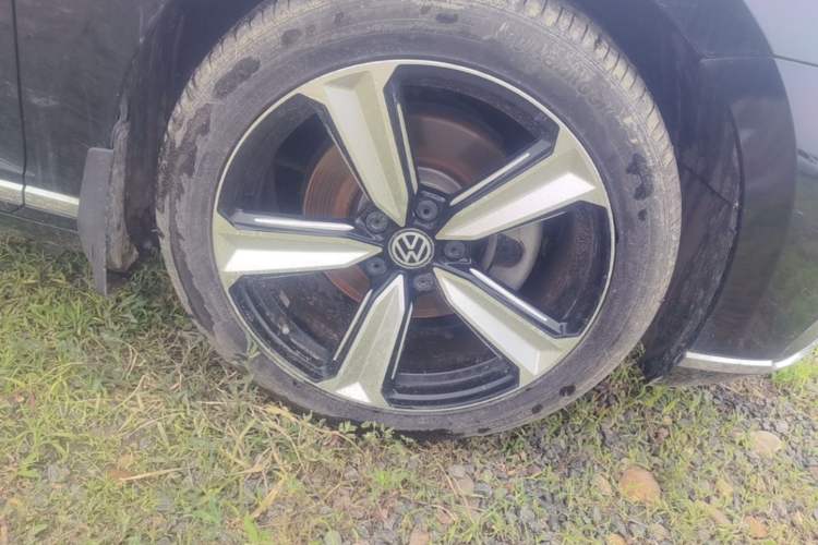 Used Volkswagen Magotan 2020 280TSI DSG Comfort Edition Right Front Wheel Hub