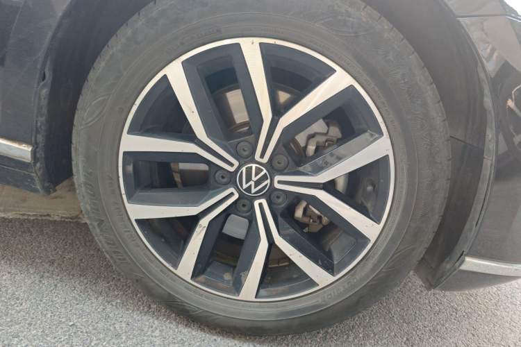 Used Volkswagen Magotan 2020 330TSI DSG Leading Model Right Front Wheel Hub
