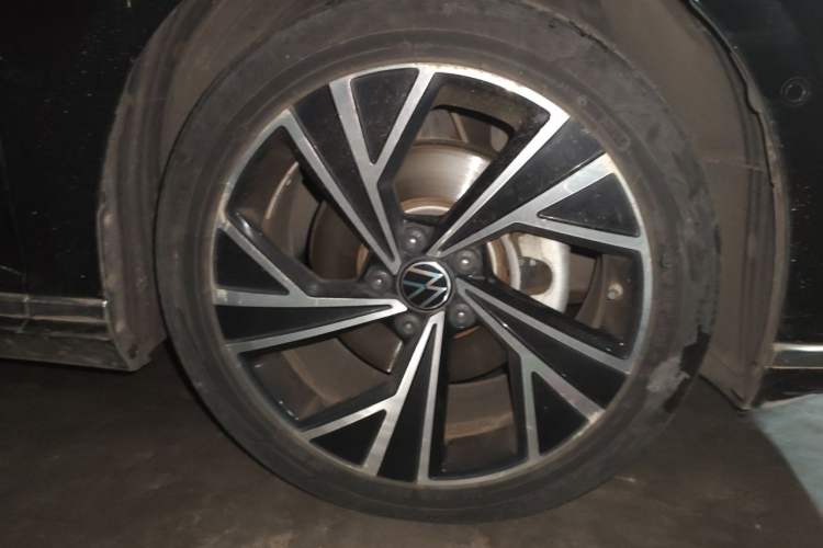 Used Volkswagen Magotan 2020 330TSI DSG Luxury Edition Right Front Wheel Hub