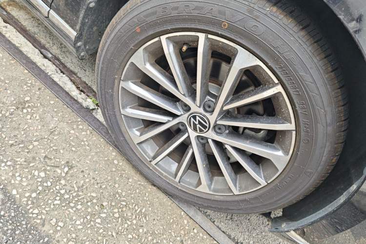 Used Volkswagen Magotan 2020 380TSI DSG Luxury Version Right Front Wheel Hub