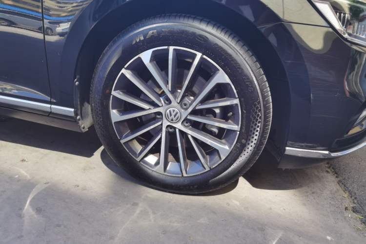 Used Volkswagen Magotan 2020 330TSI DSG Luxury Edition Right Front Wheel Hub