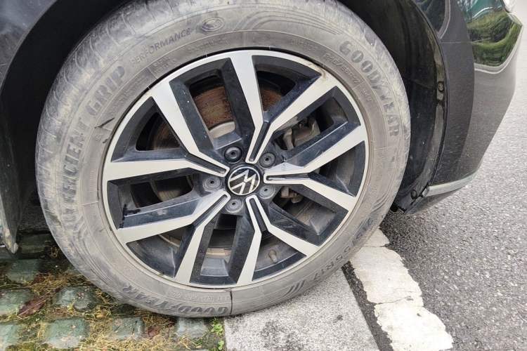 Used Volkswagen Magotan 2020 280TSI DSG Comfort Edition Right Front Wheel Hub
