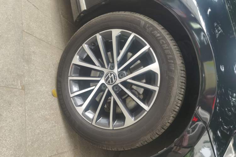 Used Volkswagen Magotan 2020 330TSI DSG Luxury Edition Right Front Wheel Hub