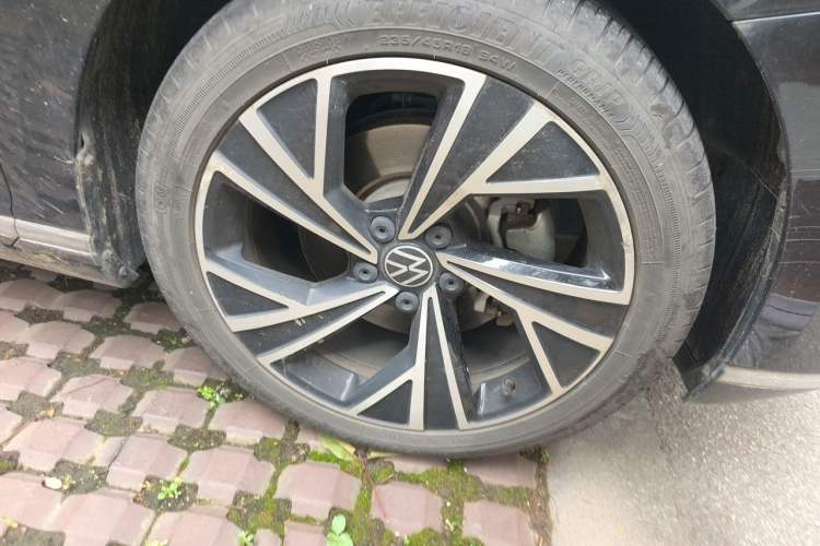 Used Volkswagen Magotan 2020 330TSI DSG Luxury Edition Right Front Wheel Hub
