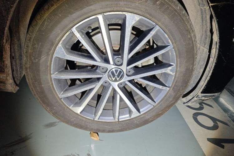 Used Volkswagen Magotan 2020 330TSI DSG Luxury Edition Right Front Wheel Hub
