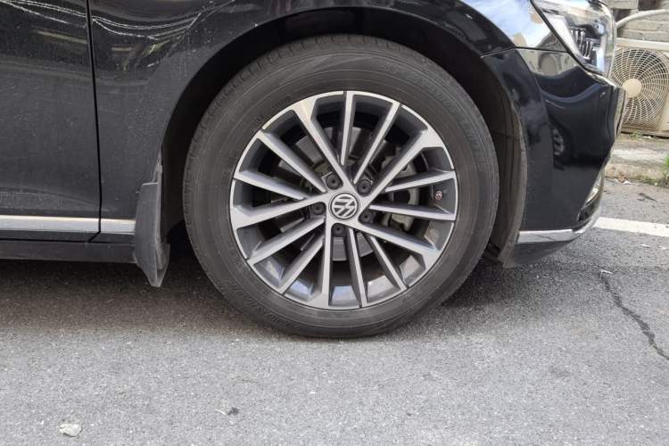 Used Volkswagen Magotan 2020 330TSI DSG Luxury Edition Right Front Wheel Hub