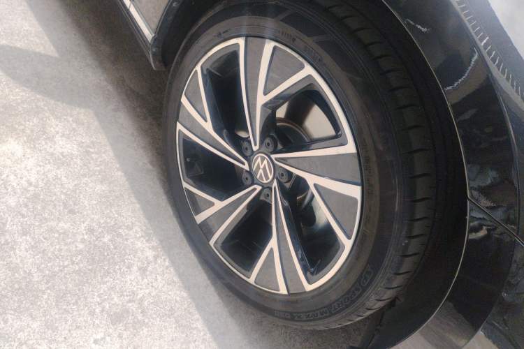 Used Volkswagen Magotan 2020 330TSI DSG Luxury Edition Right Front Wheel Hub