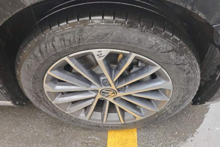 Used Volkswagen Magotan 2020 380TSI DSG Luxury Version Right Front Wheel Hub