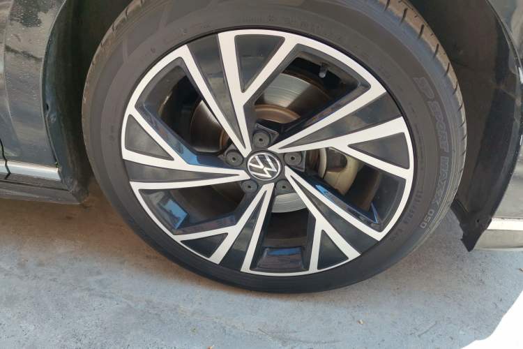 Used Volkswagen Magotan 2020 330TSI DSG Luxury Edition Right Front Wheel Hub
