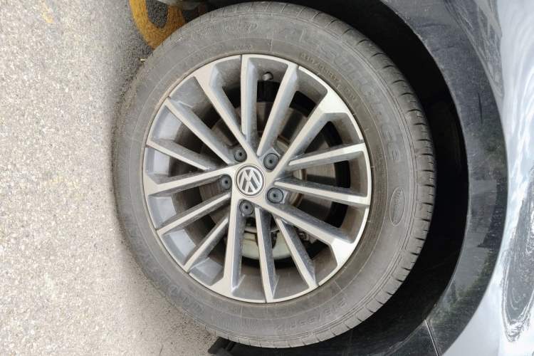 Used Volkswagen Magotan 2020 330TSI DSG Luxury Edition Right Front Wheel Hub