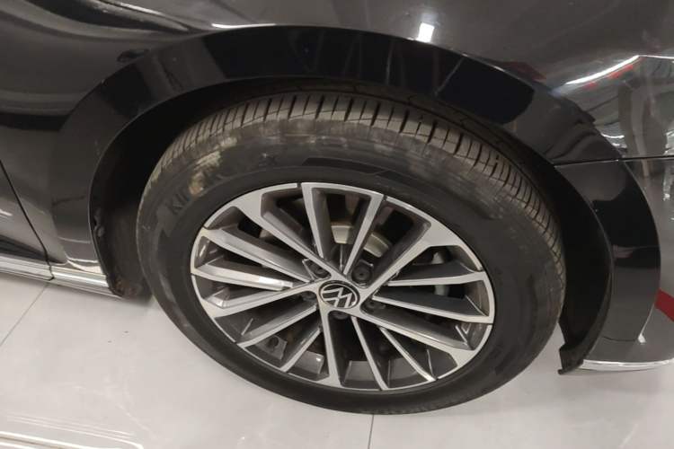 Used Volkswagen Magotan 2020 330TSI DSG Luxury Edition Right Front Wheel Hub
