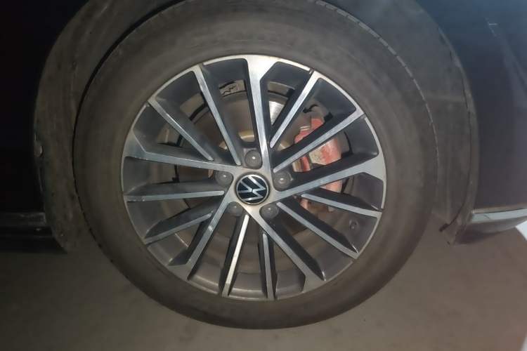 Used Volkswagen Magotan 2020 330TSI DSG Luxury Edition Right Front Wheel Hub
