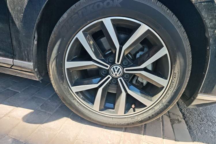 Used Volkswagen Magotan 2020 330TSI DSG Leading Model Right Front Wheel Hub